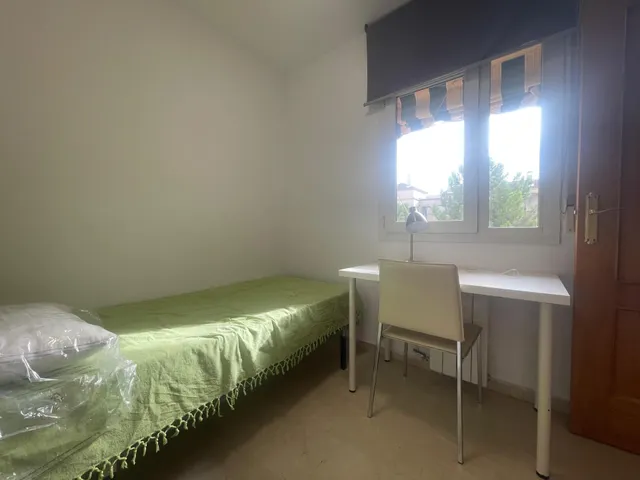 Amplia habitación  en Granada, Ideal para Estudiantes — 24