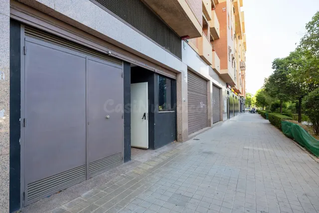 CONJUNTO DE LOCALES COMERCIALES JUNTO AL EDIFICIO DE LA JUNT - foto 4