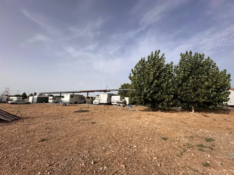Terreno Industrial en Escuzar - Oportunidad Única por €530,000