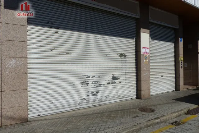 LOCAL COMERCIAL CON TRES PLAZAS DE GARAJE CON VADO