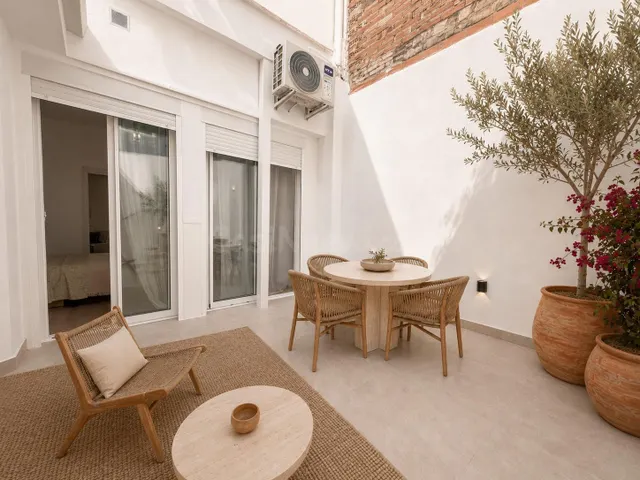 Ruzafa: Bajo reformado de diseño con terraza interior privad