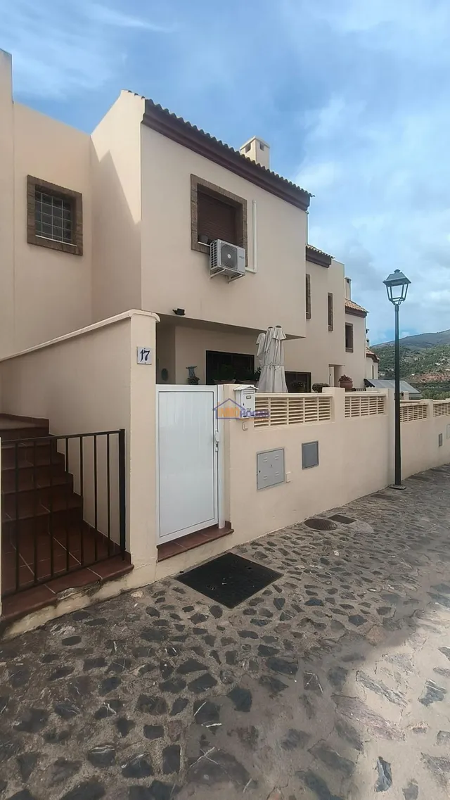 Amplio Adosado en el Corazón de Fondon por solo €125,000 — 37