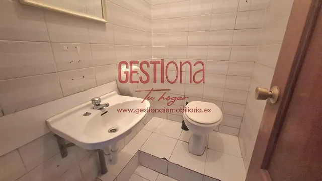 LOCAL COMERCIAL EN LA PENILLA. — 29