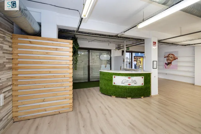 Local Comercial en el Corazón de Granada - Oportunidad Única — 10