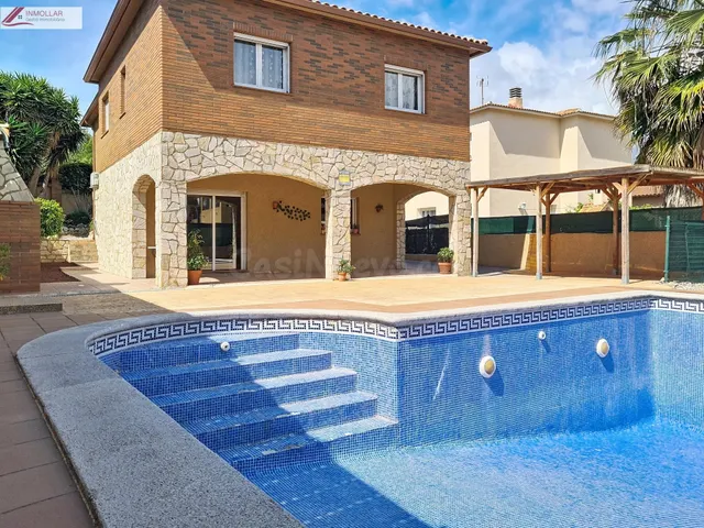 En venta Chalet independiente con piscina - foto 2