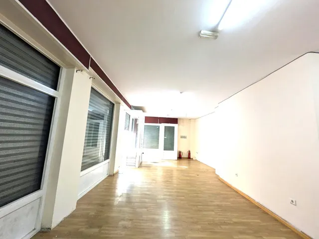 ALQUILER  local  en chaflán con Agustina de Aragon 55  y Calle Cerezo 11 — 17