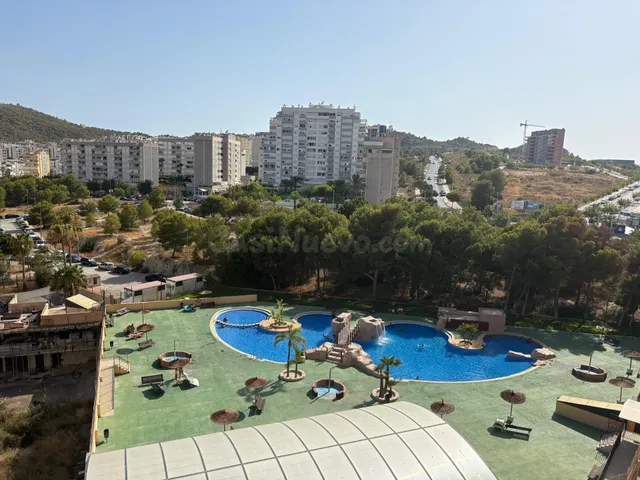 Vistas al mar, piscinas comunitarias y pistas de tenis.amueblado. — 14