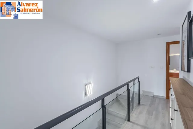 Amplia casa de 182 m2 con patio, gran sótano y a menos de 5 minutos del metro — 24