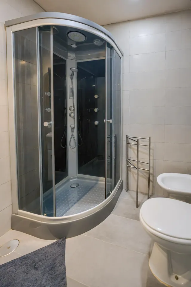 Chalet independiente de una planta con apartamento, piscina y parcela urbana de 2.800 m2 — 35