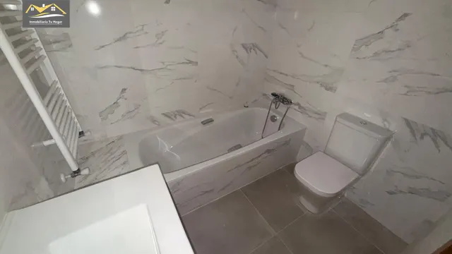 Chalé adosado, con terraza 30m , jardín 70m , garaje para 2 coches. 5 habitaciones. 3 baños. Cocina salón comedor de 35 m2. Magnificas vistas. Muy soleados — 44