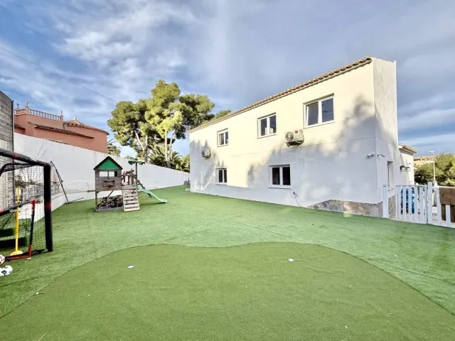 VILLA DE 6 DORMITORIOS Y 2 BAÑOS EN ORIHUELA COSTA (VILLAMARTIN) — 6