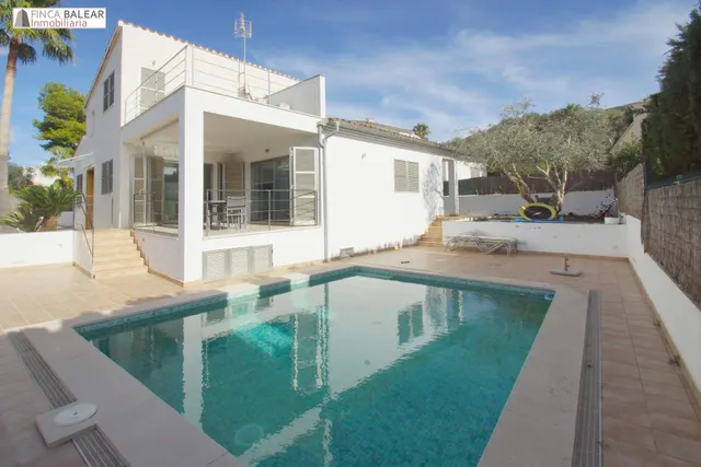Moderno chalet con piscina y jardin en la exclusiva zona de  - foto 4