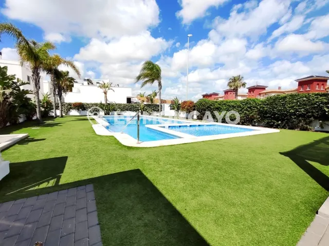 Fantástica vivienda adosada en exclusiva urbanización junto  - foto 2