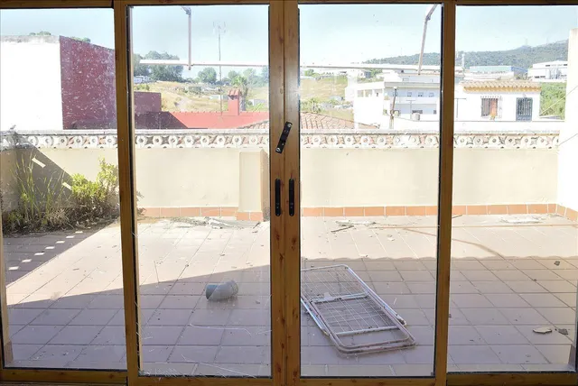 Casa adosada de 4 dormitorios con terraza para reformar en Algeciras — 26