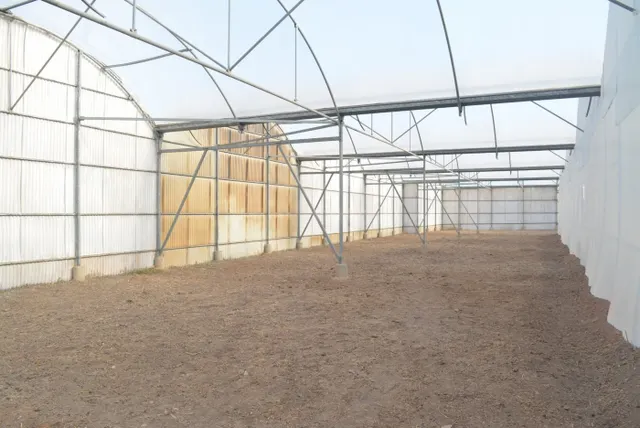 Se alquila terreno con techo ideal para vehículos, almacén o - foto 3