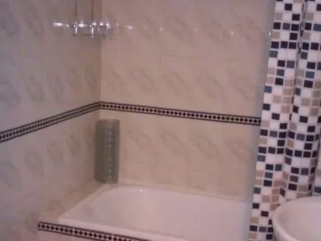 Piso de 2 habitaciones, salón, cocina y baño. Céntrico y completamente reformado. — 3