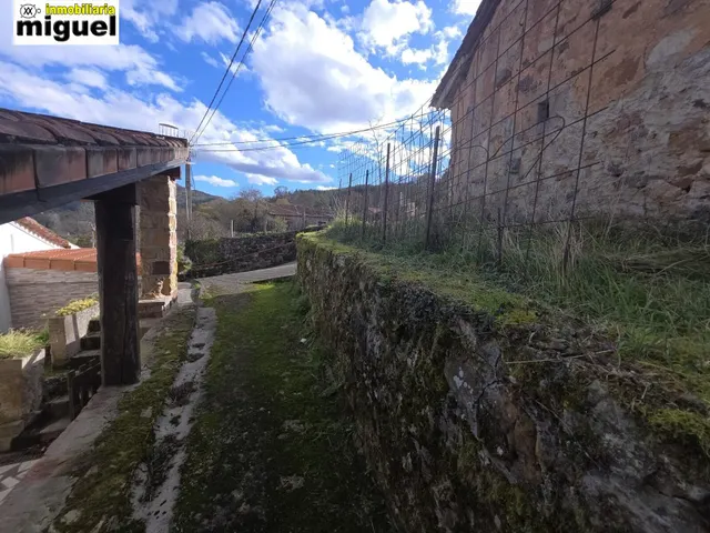 Se vende casa de piedra para rehabilitar con jardín en Cades (Herrerías) — 8