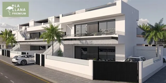 planta baja con jardín, planta alta con solarium y cocina de