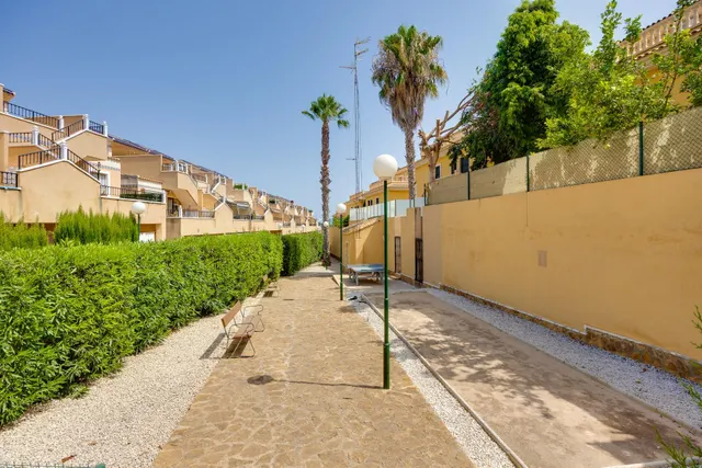 Bungalow de dos dormitorios y piscina comunitaria en Orihuela Costa — 32