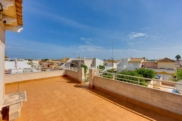 Bungalow con solárium, orientación sur y vistas a la piscina comunitaria — 18