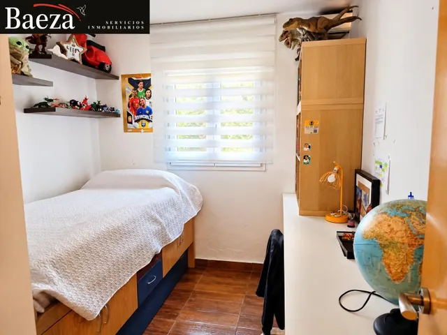 Chalet con piscina privada, terreno y buhardilla — 8