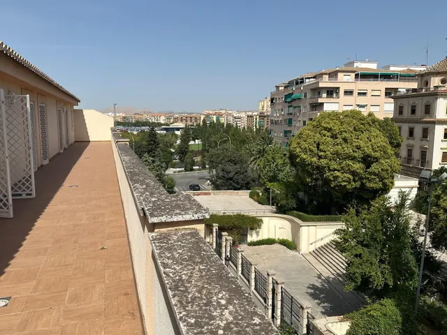 AMPLIO PISO DE 200 M2 EN ALQUILER – GRANADA