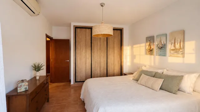 Chalet independiente con piscina, jardín y aparcamiento privado — 28