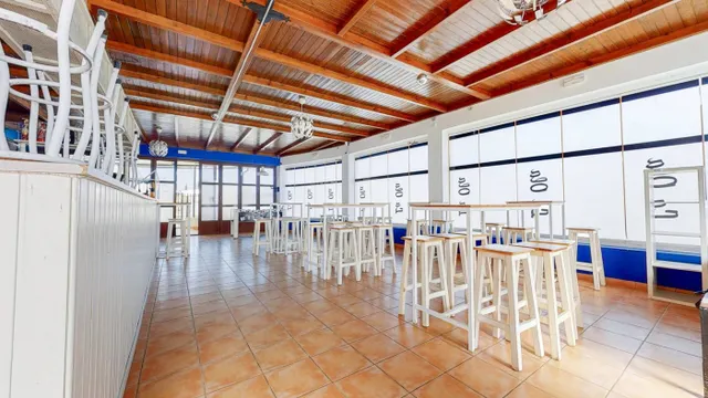 GRAN RESTAURANTE CON ESPACIOSA TERRAZA — 38