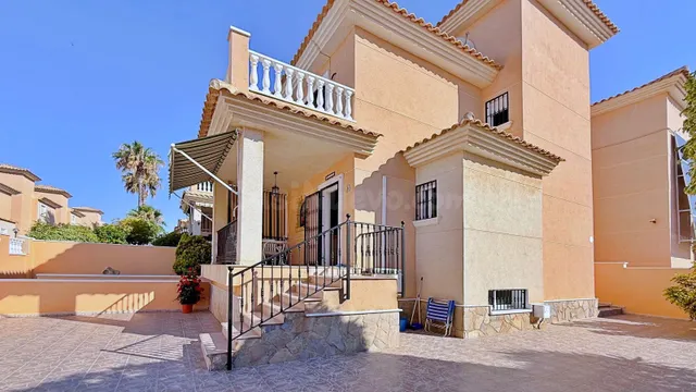 VILLA DE 4 DORMITORIOS 2 BAÑOS EN ORIHUELA COSTA (ROYAL PARK) — 10