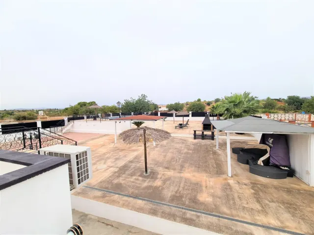 PRECIOSO CHALET CON PISCINA, CASA DE INVITADOS Y GRANDES TERRAZAS JUNTO A LLÍRIA — 43