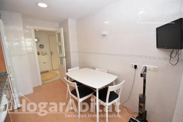 Luz, amplitud y confort familiar en este exclusivo piso esquinero en residencial con piscina, garaje y trastero — 12