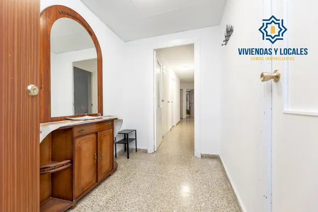 Venta de piso de 4 dormitorios y 2 baños en Granada (Zona Centro) — 8