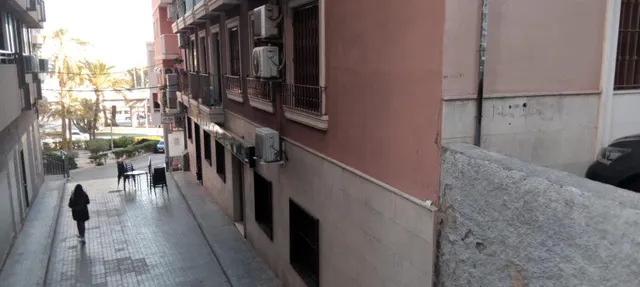Junto a la Playa del Postiguet: Local Comercial y Vivienda en Primera Línea — 3