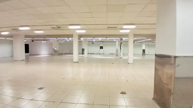 Urbis te ofrece un amplio local comercial en alquiler en la 