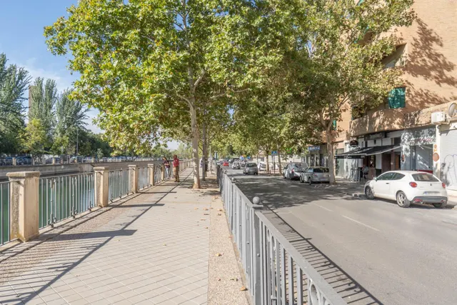 Plaza de garaje cerrado con estanterías en parque Genil cerca de Hospital La Inmaculada — 32