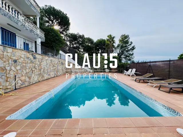Casa unifamiliar en venta en Sant Cebrià de Vallalta con pis - foto 2
