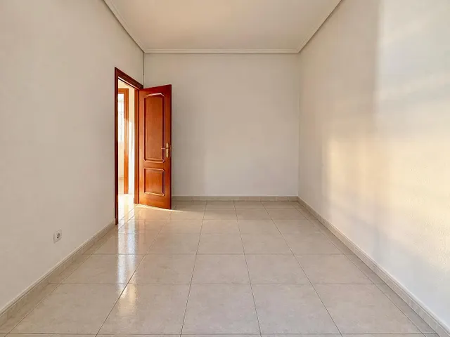 Piso exterior de 4 habitaciones con balcón junto a la playa de Las Arenas, Valencia — 13