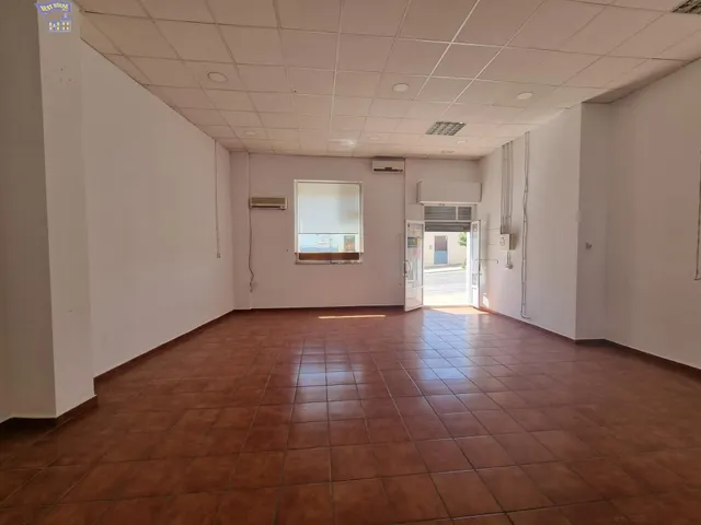 SE VENDE LOCAL COMERCIAL EN ZONA FUENTE DEL RÍO — 4