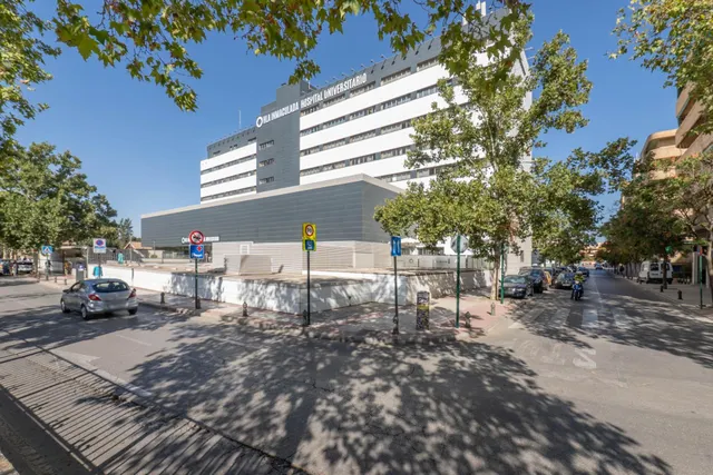 Plaza de garaje cerrado con estanterías en parque Genil cerca de Hospital La Inmaculada — 40