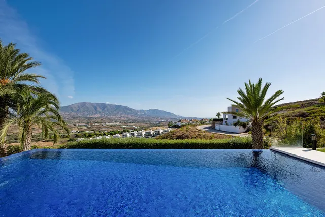 Spectacular Contemporary Villa with Exquisite Quality and Beautiful Views — 9
