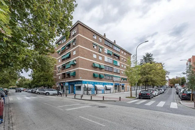 **Luminoso local comercial de 67 m2 con dos amplios escaparates** — 14
