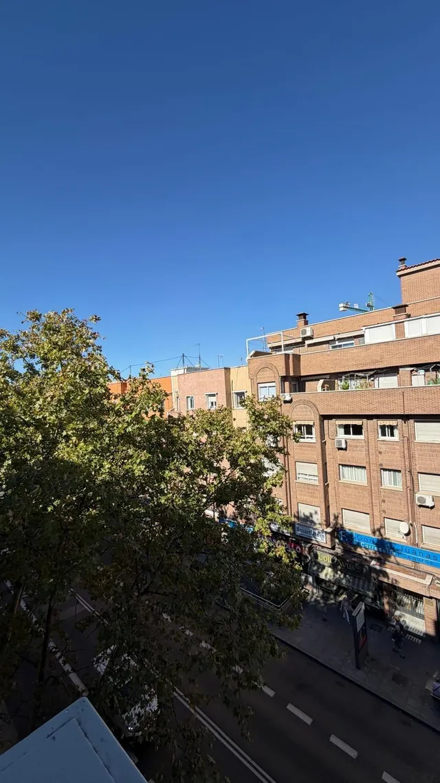 Oportunidad en calle alcala, piso de 3 dormitorios, 2 salones, 2 baños, terraza y ascensor. — 9