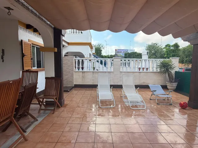 Elegante Dúplex Vacacional con Piscina y Terraza — 9