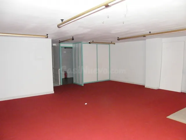 Local comercial en Torrelavega - foto 4