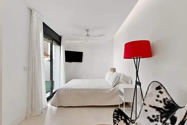 Exclusiva villa de diseño moderno con piscina privada, jardín, garaje y domótica avanzada — 30