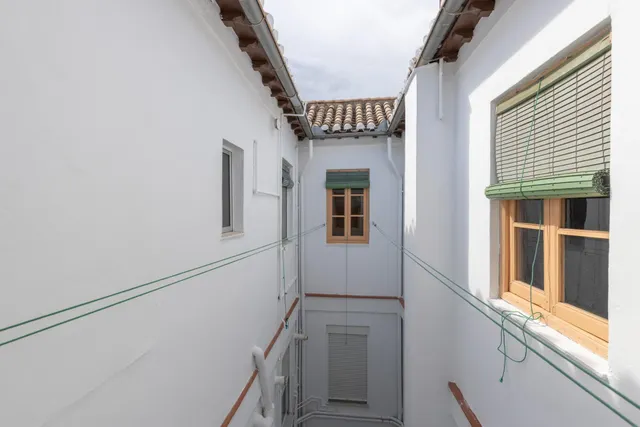 Oportunidad única en pleno corazón de Granada: luminosidad, ubicación y un enorme potencial de transformación — 27
