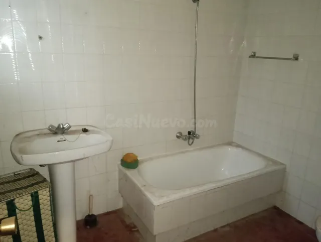 Chalet pareado con gran potencial de reforma - foto 4