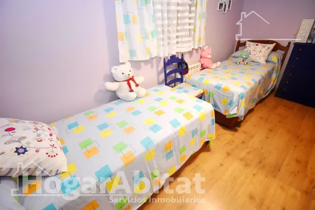 ¡Encantador Chalet! Muy amplio y sofisticado, con gran garaje, terraza, jardín y parcela — 31