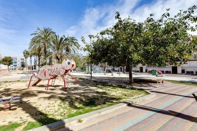 Increíble apartamento de 2 dormitorios cerca de la playa en Torrevieja — 4