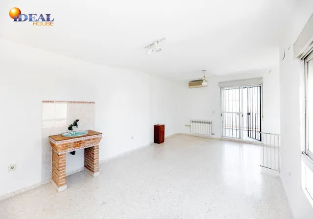 Vive en el corazón de Armilla: 4 dormitorios, patio, terraza y garaje — 19